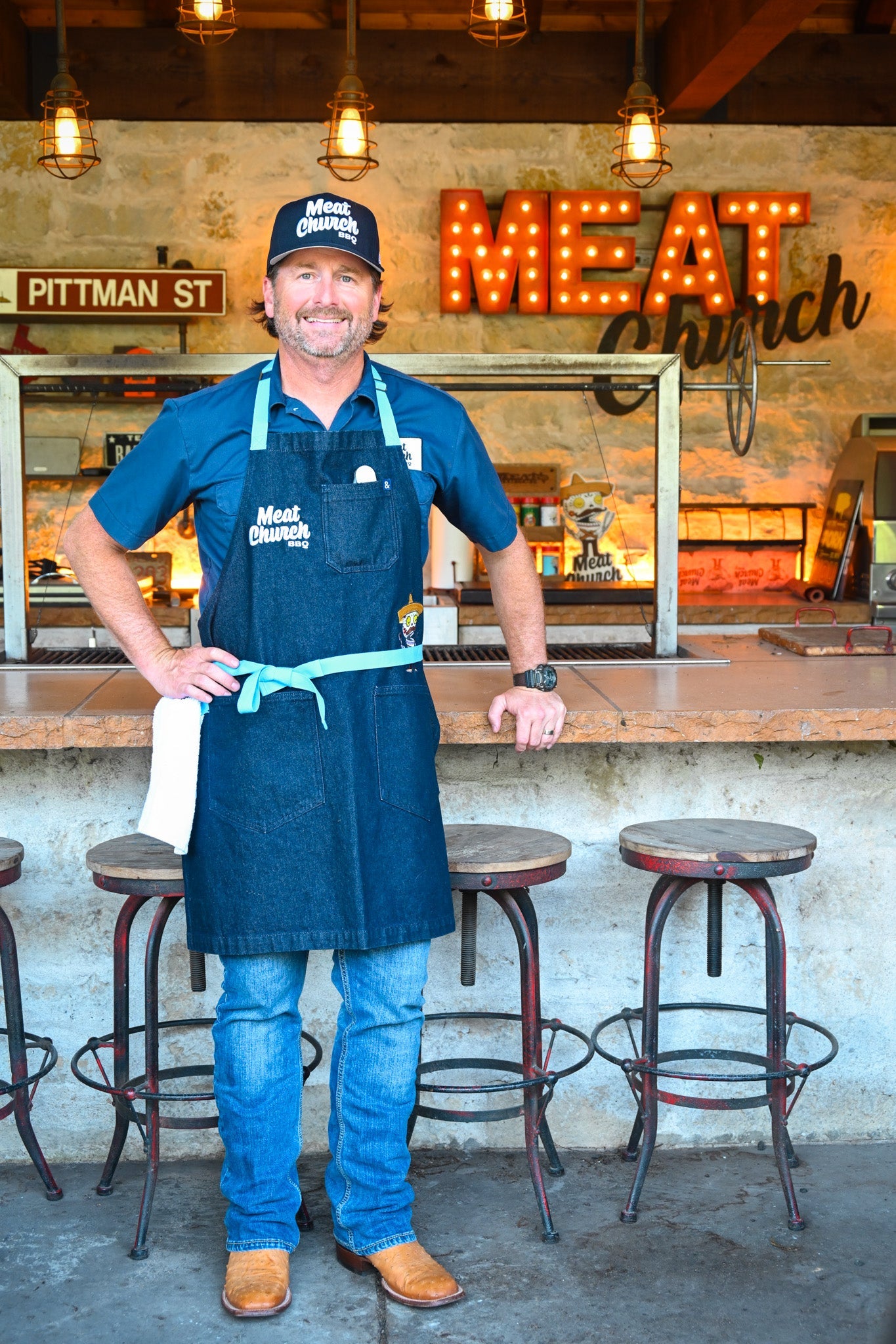 hedley-and-bennett-meat-church-apron-navy-i6 NAVY_H_B_APRON_LIFESTYLE_OUTDOOR_KITCHEN_TIED.jpg